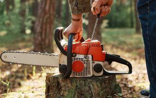 com-arrencar-una-motoserra-stihl-correctament