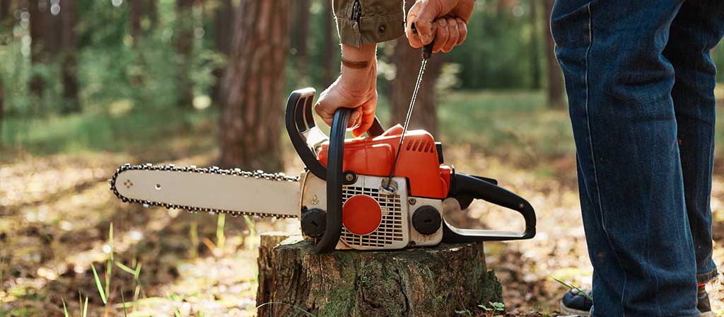 com-arrencar-una-motoserra-stihl-correctament