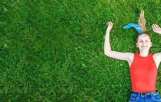 com-cuidar-la-gespa-guia-facil-per-a-un-jardi-saludable