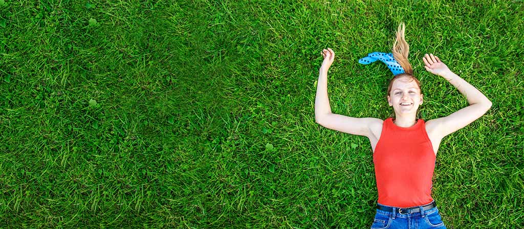 como-cuidar-el-cesped-guia-facil-para-un-jardin-saludable